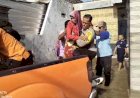 Sinergitas,-Polisi-Bersama-TNI-dan-BPBD-Evakuasi-Korban--Banjir-di-Mojokerto