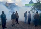 Cegah-DBD-Polisi-Dampingi-Dinkes-Tulungagung-Lakukan-Fogging