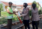 Rayakan-Idul-Adha,-Polwan-Polres-Pasuruan-Berbagi-Daging-Hewan-Kurban-untuk-Penjaga-Perlintasan-Kereta