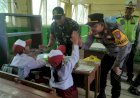 Gembiranya-Bocah-SD-Terpencil-di-Sidoarjo-Saat-Diberi-Makan-Siang-Gratis-Bergizi-Oleh-Polisi-dan-TNI