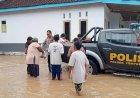 Gercep-Polisi-Tangani-Banjir-di-Jember-Perlancar-Lalin-hingga-Bersihkan-Rumah-Warga-Terdampak