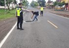 Respon-Curhatan-Warga,-Polres-Ngawi-Tandai-Jalan-Berlubang-Untuk-Keselamatan-Lalulintas