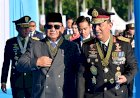 Kapolri-dan-Presiden-Kenakan-Tanda-Kehormatan-Bintang-Bhayangkara-Utama-Saat-Pimpin-Upacara-HUT-Bhayangkara-ke-79