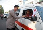 Tebar-Semangat-Merah-Putih-Kapolres-Jember-Turun-Jalan-Berbagi-Bendera-dan-Cokelat-Bagi-Pengendara