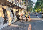 Ojol-&-Warga-Kompak-Bersihkan-Pos-Polisi-yang-Dibakar-Massa-di-Surabaya