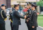Kapolda-Jatim-Anugerahkan-Tanda-Kehormatan-kepada-Ribuan-Personel