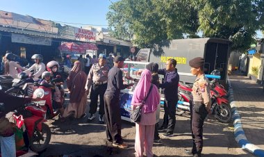 Jumat-Curhat-dan-Berkah,-Polisi-di-Kediri-Berbagi-Sayuran