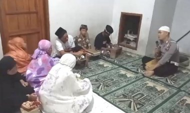 Jadi-Guru-Ngaji-Polantas-Polres-Situbondo-Bangun-Rohani-Anak-Sejak-Dini