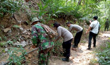 Sinergitas-TNI-Polri-dan-Warga-Pasang-Selang,-Perlancar-Pemenuhan-Kebutuhan-Air-Bersih
