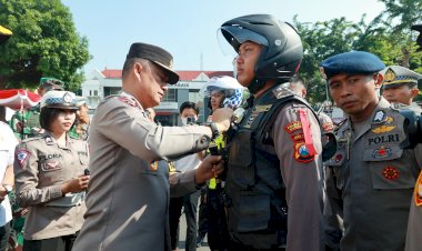 Kapolda-Jatim-Serahkan-50-Bodycam-Kepada-Anggota-Polrestabes-Surabaya