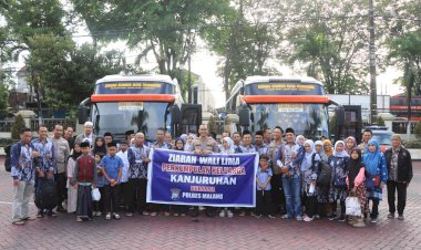 Kapolres-Malang-Fasilitasi-Puluhan-Keluarga-Kanjuruhan-Ziarah-ke-Makam-Para-Wali-di-Jatim