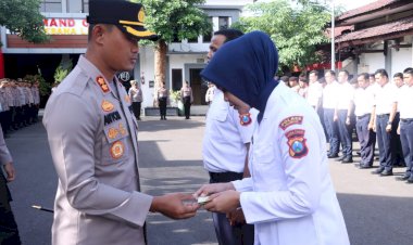 Kapolres-Ponorogo-Beri-Kartu-BPJS-Ketenagakerjaan-untuk-97-PHL