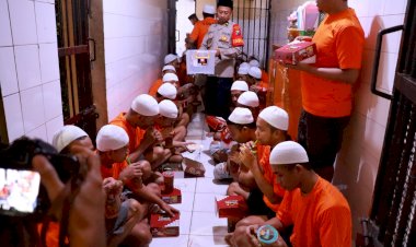 Momen-Puluhan-Tahanan-Terima-Tausiah-Sebelum-Buka-Bersama-Polres-Tanjungperak