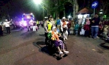 Sigap-dan-Senyum-Ikhlas-Polwan-Polres-Bojonegoro-Layani-Kepulangan-Jamaah-Haji