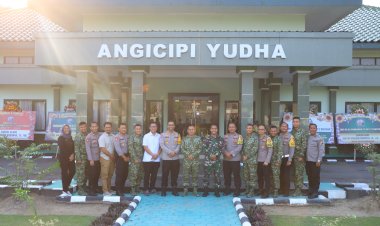 Sinergitas-TNI---Polri,-Polres-Ngawi-Beri-Tumpeng-dan-Kue-Ulang-Tahun-ke-Yon-Armed-12-Kostrad