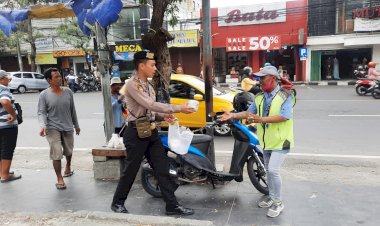 Sat-Samapta-Polresta-Sidoarjo-Tumbuhkan-Rasa-Peduli-di-Tengah-Patroli