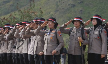 Hari-Jadi-ke--76-Polwan-Polres-Mojokerto-Kibarkan-Bendera-Merah-Putih-di-Puncak-Gunung-Pundak