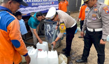 Harlantas-Bhayangkara-ke-–-69-Polres-Probolinggo-Gelar-Baksos-Salurkan-Air-Bersih-ke-Desa-Branggah-Lumbang