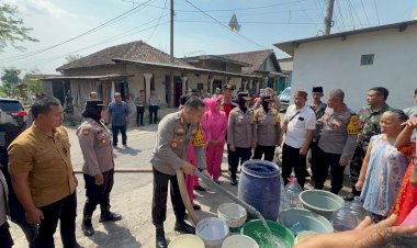 Polres-Pasuruan-Distribusikan-Bantuan-Air-Bersih-untuk-Warga-Terdampak-Kemarau-Panjang