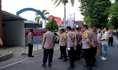 Kolaborasi-Polisi-dan-TNI-Lakukan-Pengamanan,-Debat-Kedua-Pilkada-di-Bondowoso-Berlangsung-Kondusif