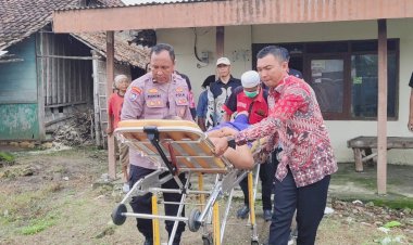 Ipda-Purnomo,-Polisi-Baik-Polres-Lamongan,-Bantu-Warga-Lumpuh-Hidup-Sebatang-Kara