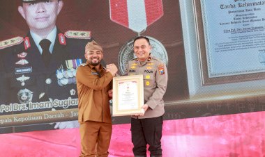 Polda-Jatim-Terima-Penghargaan-'Hakaryo-Guno-Mamayu-Bawono'-dari-Pemkot-Batu