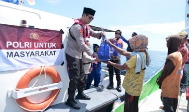 Pimpin-Patroli-Laut,-Kapolres-Situbondo-Berbagi-Bansos-Ramadhan-untuk-Nelayan