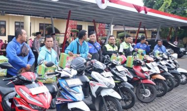 Polres-Situbondo-dan-Bhayangkari-Berbagi-Ratusan-Bingkisan-Ramadhan-untuk-Driver-Ojol