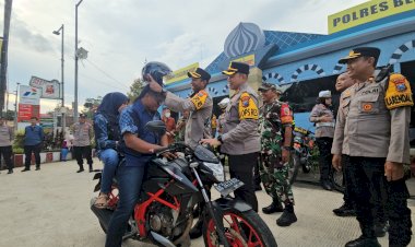 Kapolres-Blitar-Berbagi-Helm-Gratis-Saat-Pantau-Arus-Balik-Lebaran-2025