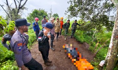 Penuh-Perjuangan-Polisi-Bersama-Tim-SAR-Berhasil-Evakuasi-Jenazah-Pendaki-di-Gunung-Saeng-Bondowoso