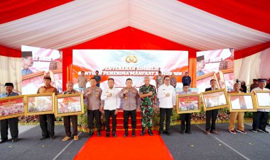 Hadiri-Ground-Breaking-Asrama-Polresta-Samarinda,-Kapolri-Bagikan-Sumur-Bor-Sembako-ke-Warga