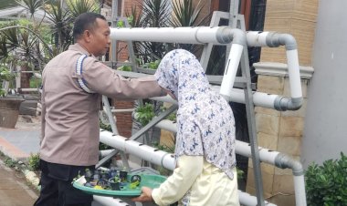 Polsek-Candi-dan-Warga-Desa-Sumorame-Kembangkan-Kebun-Hidroponik-di-Perumahan