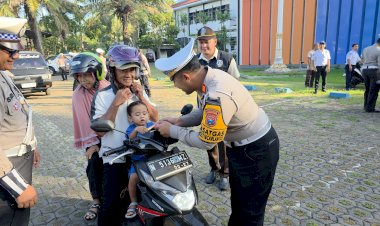 Operasi-Patuh-Semeru-2025-Polres-Probolinggo-Beri-Hadiah-Bagi-Pengendara-yang-Tertib-Lalu-Lintas