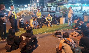 Polantas-Menyapa-:-Polres-Jember-Ajak-Komunitas-Motor-Jadi-Pelopor-Tertib-Berlalu-Lintas