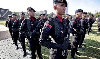 Anggota-Sat-Brimob-Polda-Jatim-Terima-Penghargaan-KPLB-dari-Kapolri