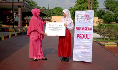 Semangat-Sumpah-Pemuda,-SPN-Polda-Jatim-dan-Bhayangkari-Beri-Apresiasi-Pelajar-Berprestasi