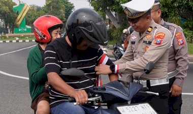 POLANTAS-AJAK-PENGENDARA-MENGHENINGKAN-CIPTA-SEJENAK-UNTUK-HORMATI-JASA-PAHLAWAN