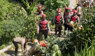 Tanggap-Bencana,-Polres-Tuban-Tangani-Dampak-Angin-Puting-Beliung