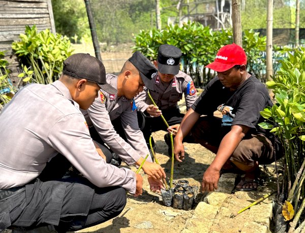 Cegah Abrasi, Siswa Diktukba SPN Polda Jatim Tanam Mangrove dan Berbagi Bansos