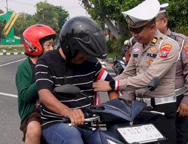 POLANTAS AJAK PENGENDARA MENGHENINGKAN CIPTA SEJENAK UNTUK HORMATI JASA PAHLAWAN