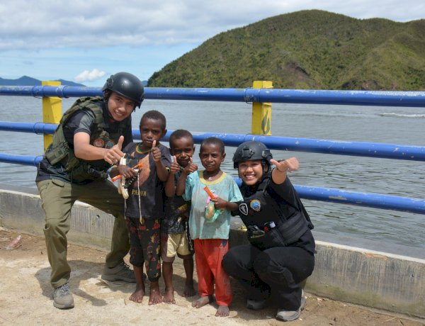 Sentuhan Humanis Personel Satgas Ops Damai Cartenz Bersama Masyarakat dan Anak-Anak di Paniai