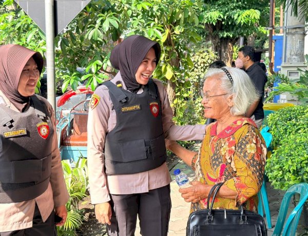 Humanis, Polwan Sidoarjo Bantu Lansia Ibadah Natal di Gereja