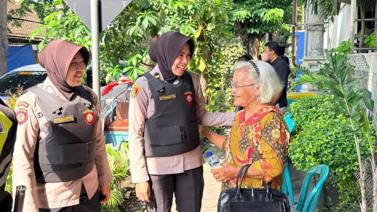 Humanis,-Polwan-Sidoarjo-Bantu-Lansia-Ibadah-Natal-di-Gereja