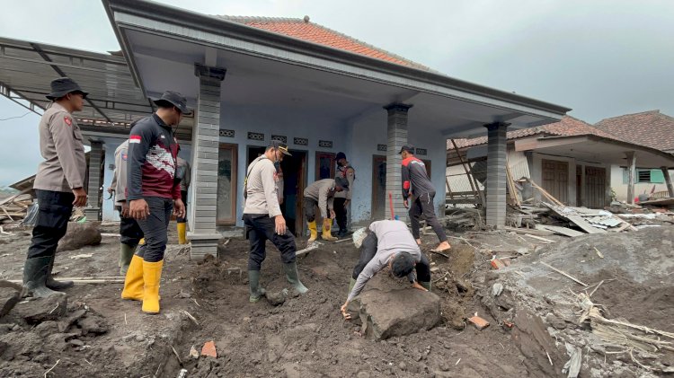 Polisi Bersihkan Rumah Warga Terdampak Erupsi Gunung Semeru di Lumajang
