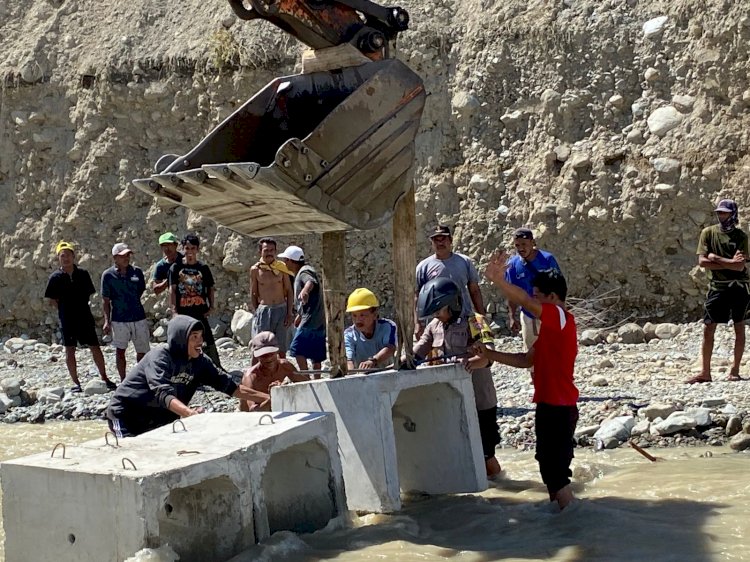 Polri TNI Terus Lakukan Penanganan Banjir Donggala, Akses Jalan Mulai Dibuka dan Pembersihan Rumah Warga Digencarkan